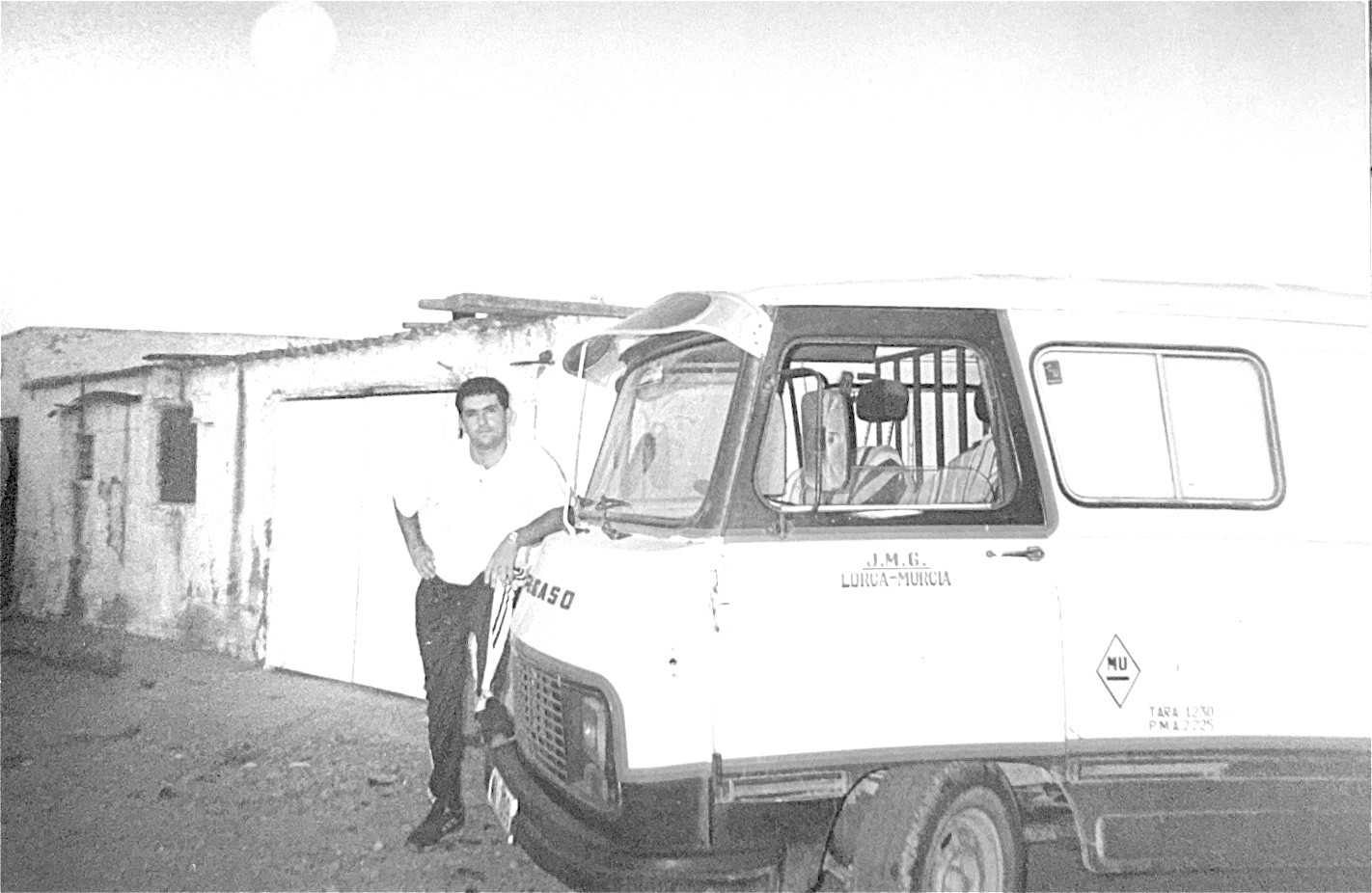Fotografía antigua: hombre junto a camión Pegaso, J.M.G. Lorca-Murcia
