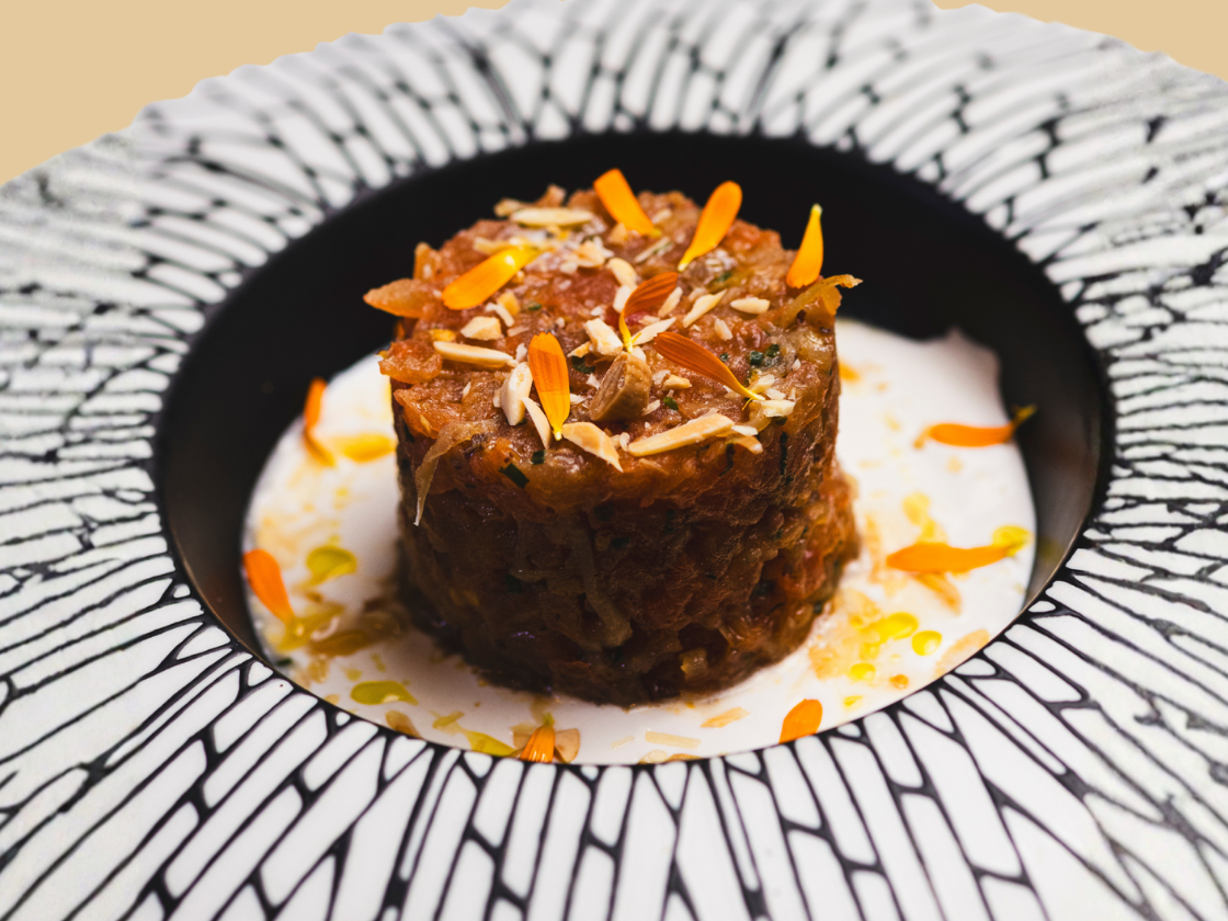 Tartar de tomate sobre ajoblanco suave