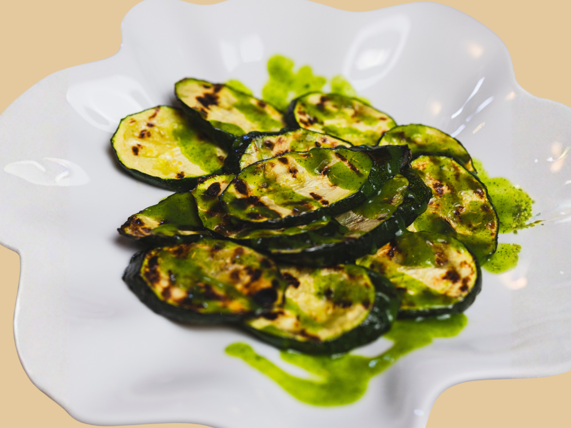 Calabacín a la brasa sobre su propia salsa