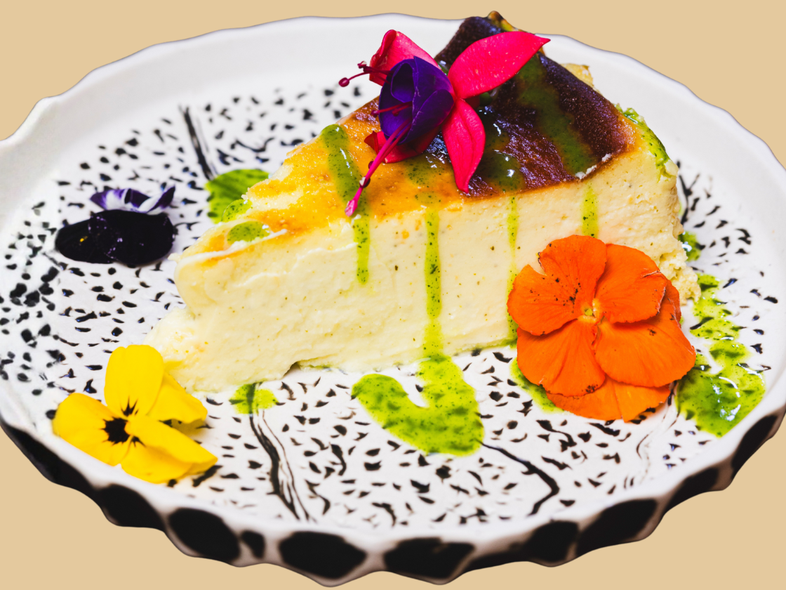 Tarta de queso con salsa de calabacín y pétalos florales
