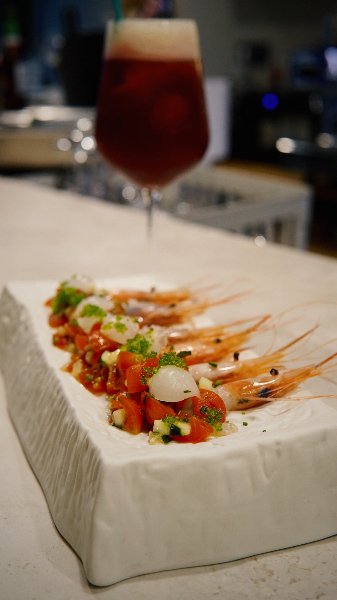 Tartar de tomate con quisquillas y aceite de menta