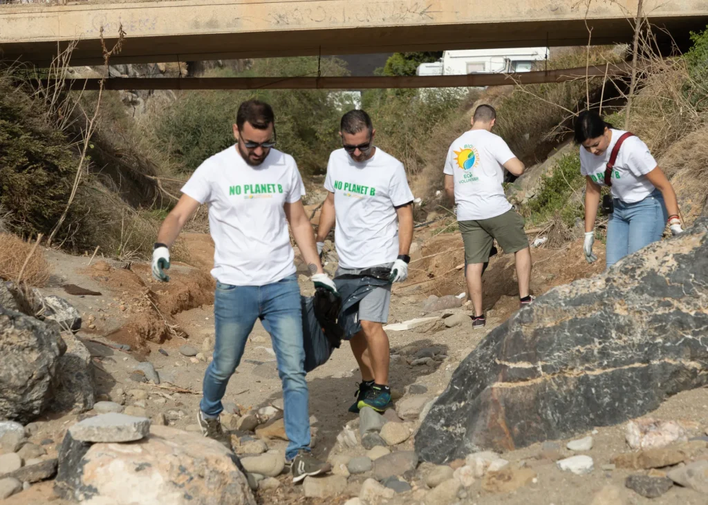 Limpieza de Playas en Las Negras (Almería). BioLitoral + Ocean Clean Project
