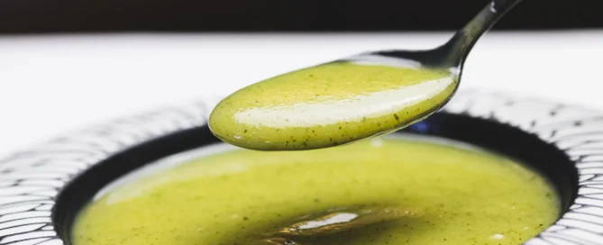 Crema de calabacín ecológico con piñones tostados y toque de albahaca