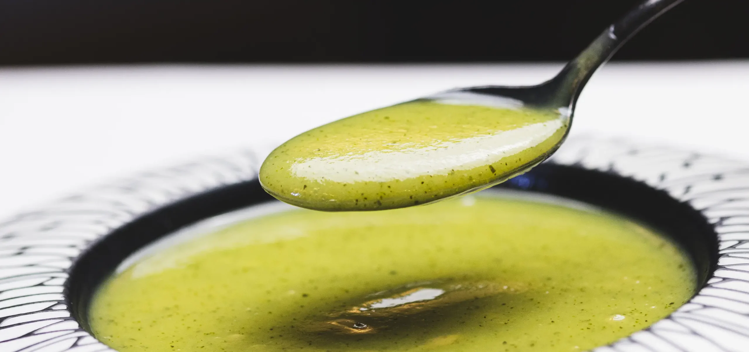 Crema de calabacín ecológico con piñones tostados y toque de albahaca