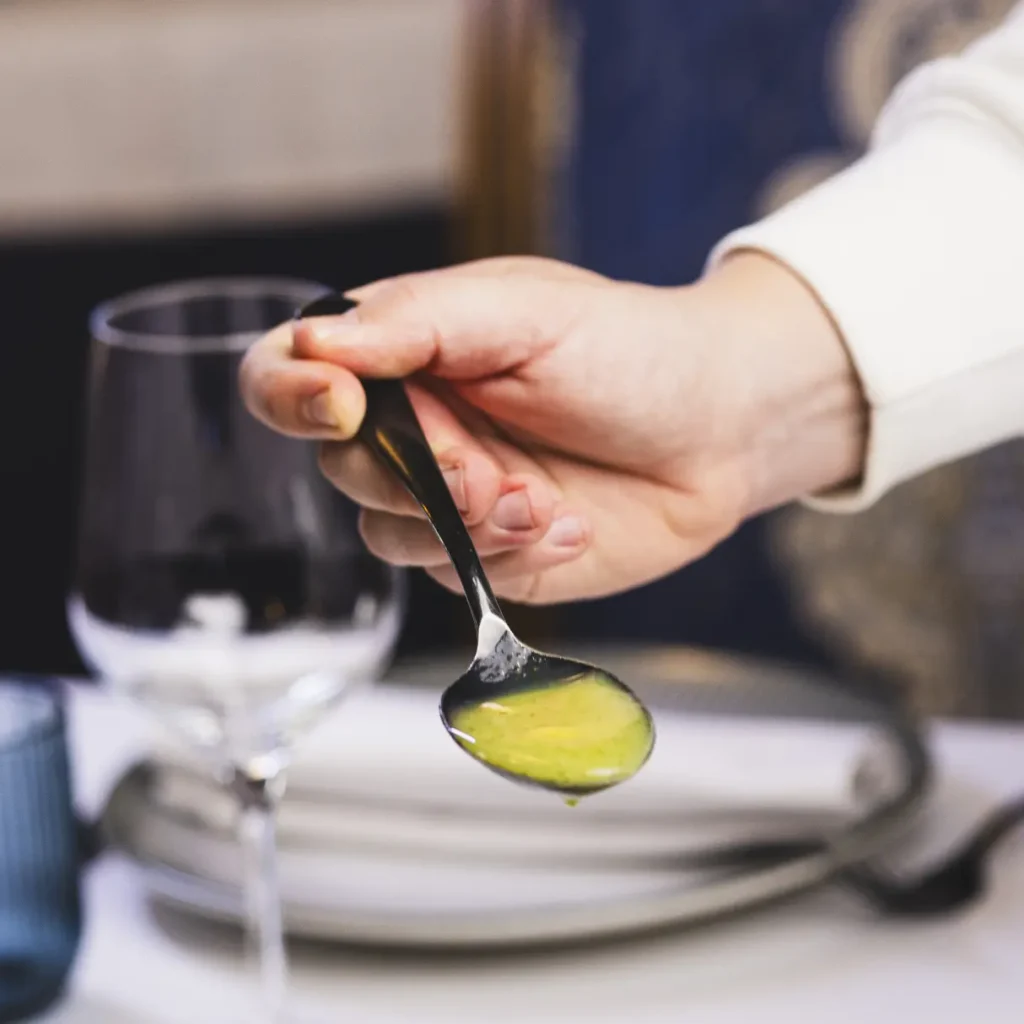 Crema de calabacín ecológico con piñones tostados y toque de albahaca