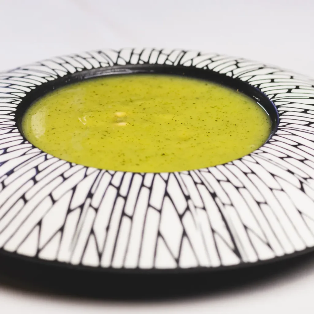 Crema de calabacín ecológico con piñones tostados y toque de albahaca
