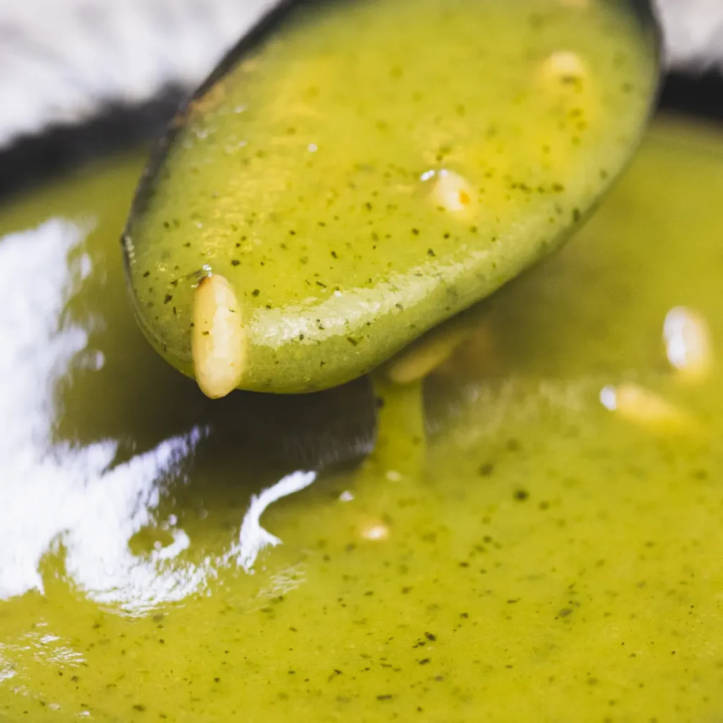 Crema de calabacín ecológico con piñones tostados y toque de albahaca